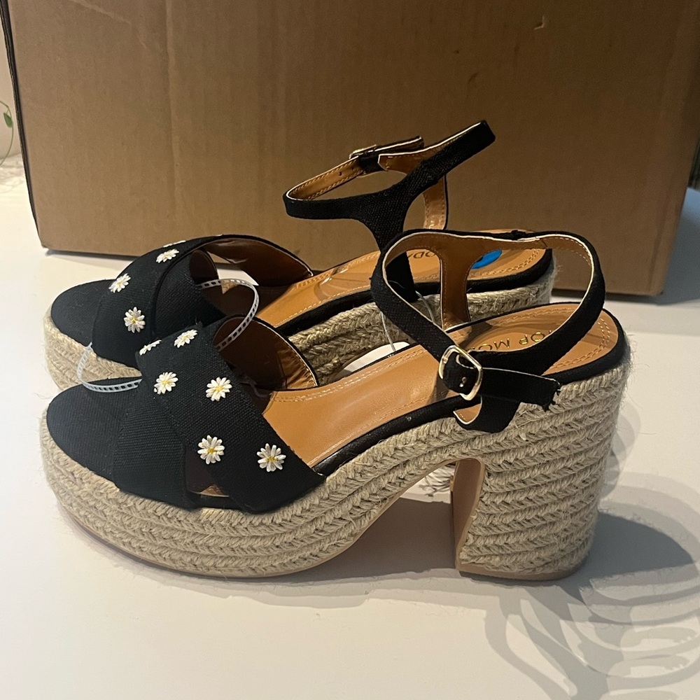 Daisy Platform Sandals Size 10 Women’s New
